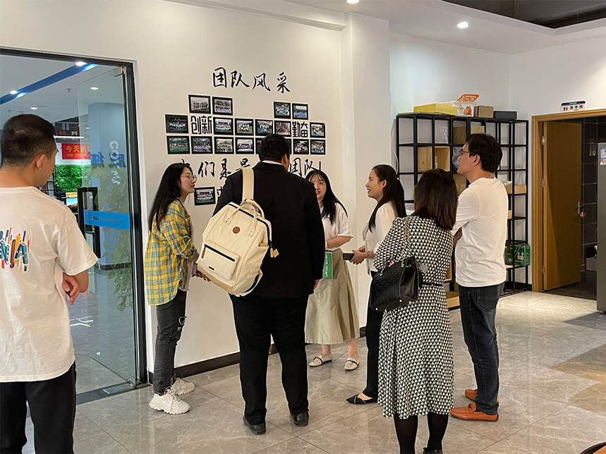 科威納集團(tuán)迎來首位國外客戶參觀工廠