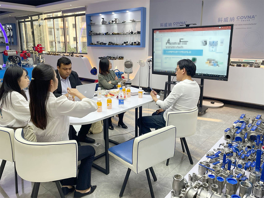 科威納集團(tuán)迎來首位國外客戶參觀工廠